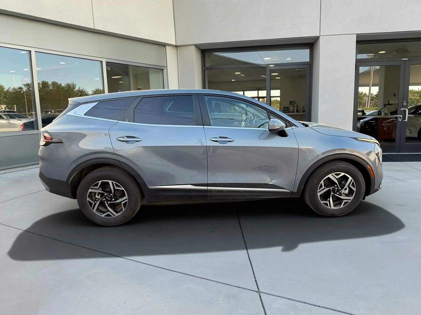 Used 2025 Kia Sportage LX FWD image 4