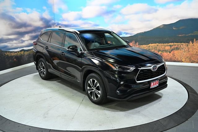 Used 2022 Toyota Highlander XLE AWD/4WD image 2