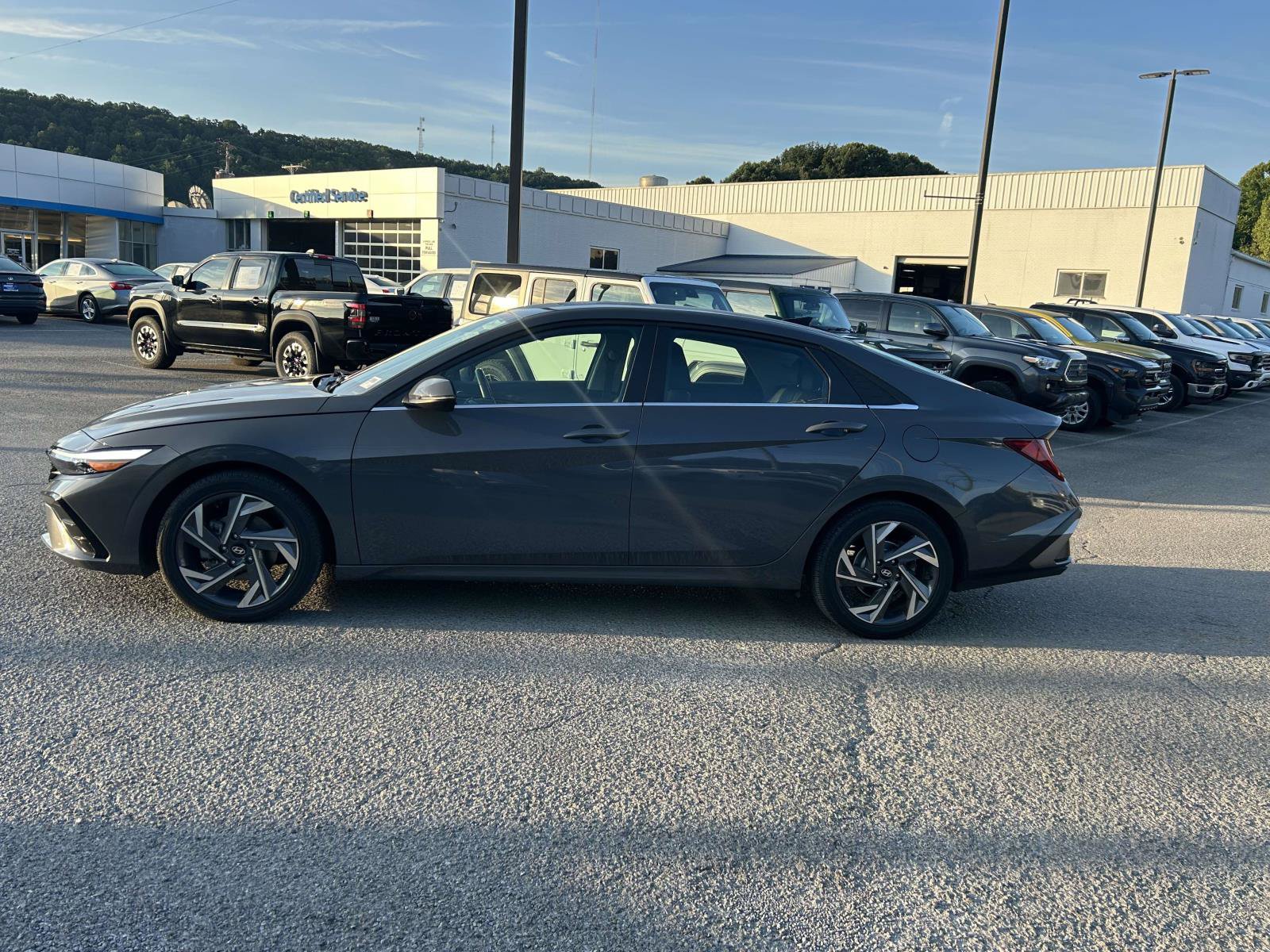 Used 2025 Hyundai Elantra Limited FWD image 4