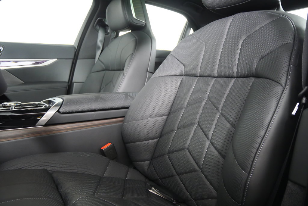 Used 2026 BMW 750e xDrive AWD/4WD image 11
