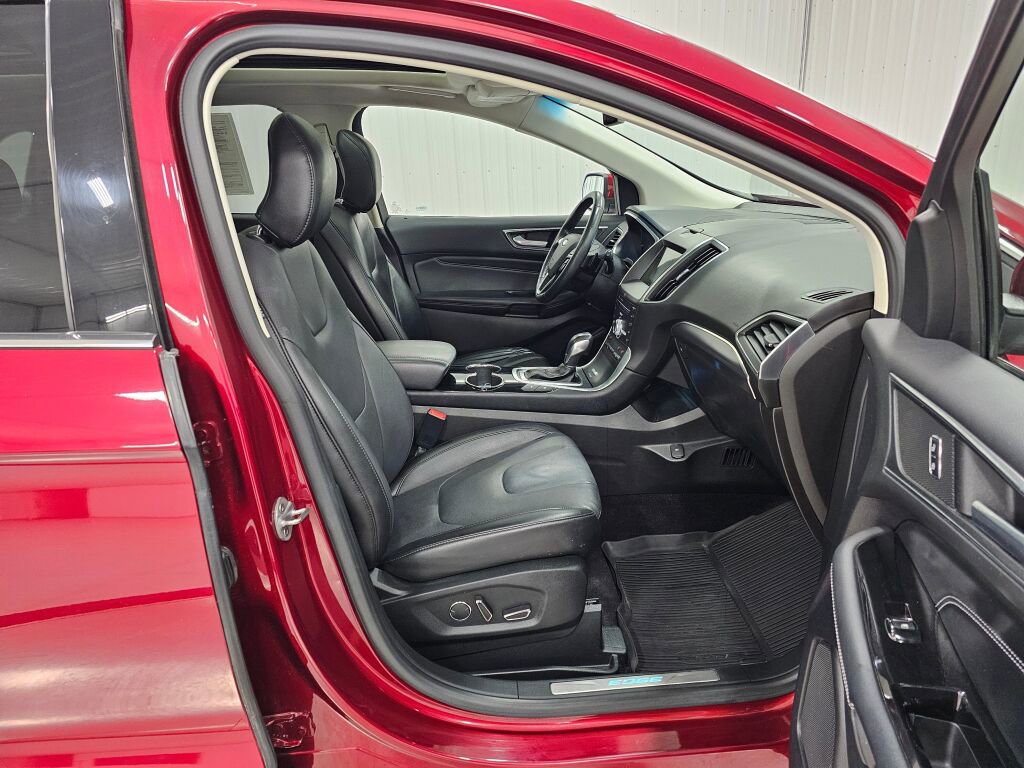 Used 2017 Ford Edge Titanium w/ Equipment Group 302A AWD/4WD image 20