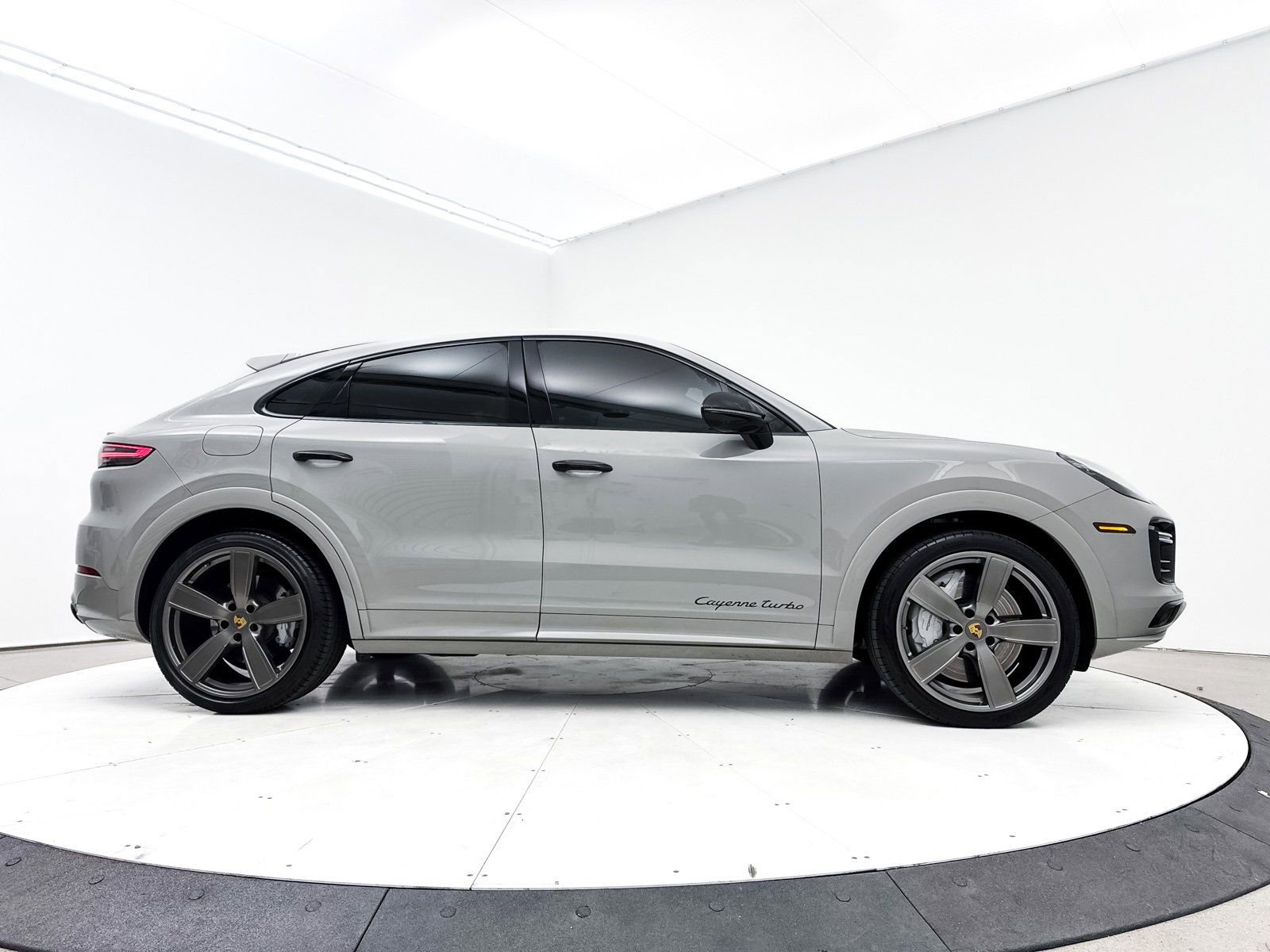 Used 2022 Porsche Cayenne Turbo image 48