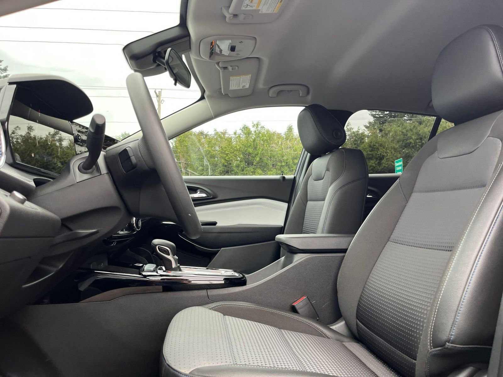 Used 2025 Chevrolet Trax LT FWD image 25