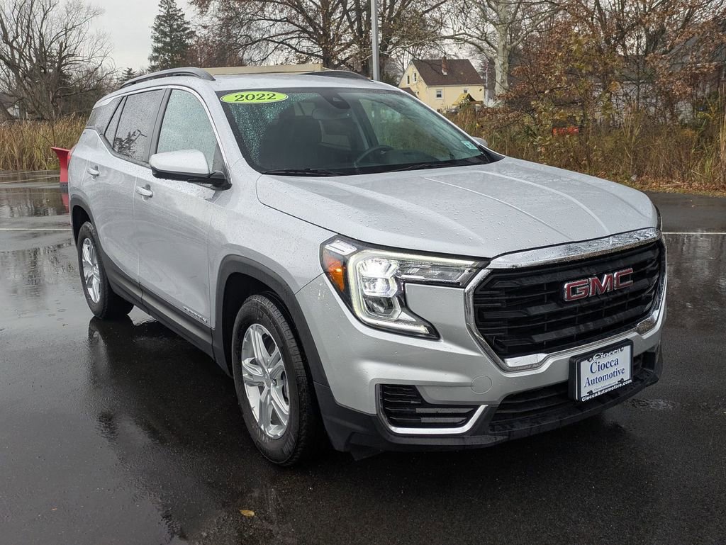 Used 2022 GMC Terrain SLE w/ Driver Convenience Package image 3