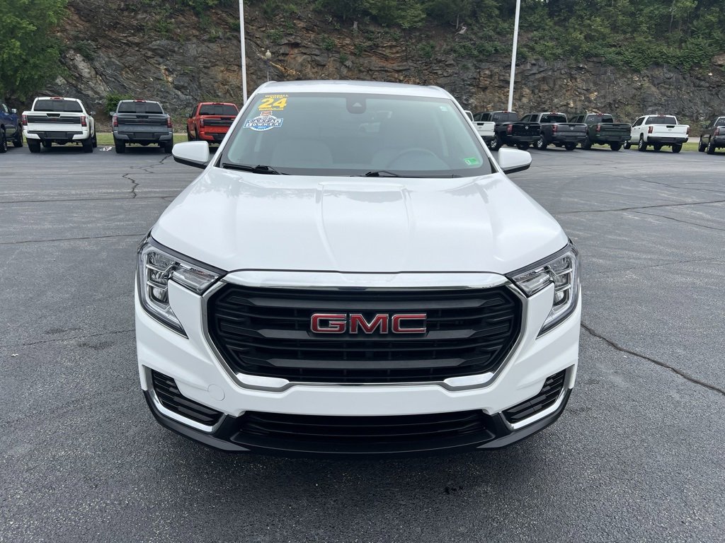 Used 2024 GMC Terrain SLE image 2