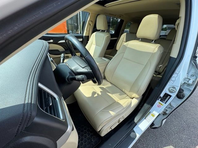 Used 2019 Toyota Highlander XLE AWD/4WD image 9