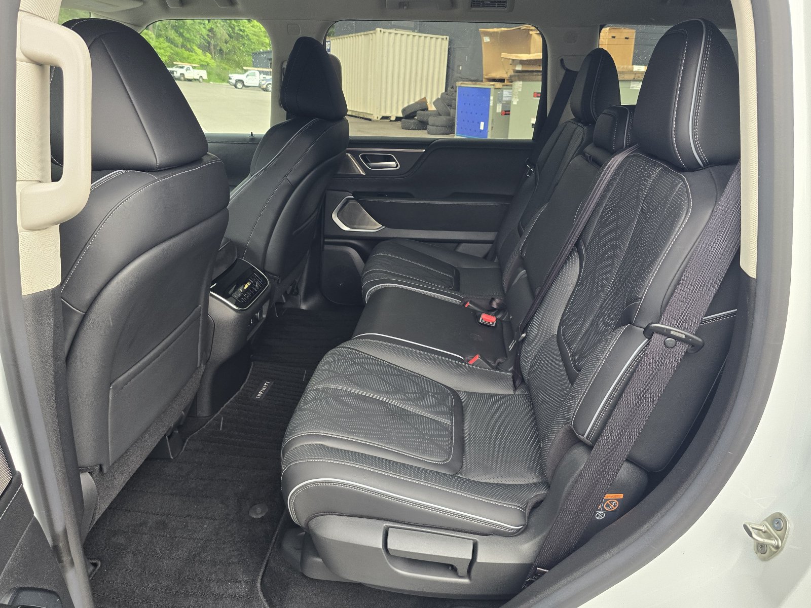 Used 2025 INFINITI QX80 Sensory AWD/4WD image 12