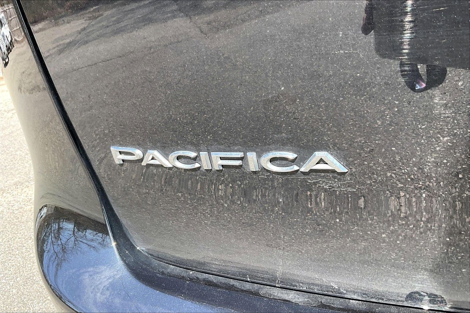Used 2023 Chrysler Pacifica Touring-L image 29