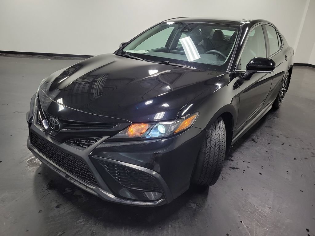 Used 2023 Toyota Camry SE w/ Cold Weather Package FWD image 4
