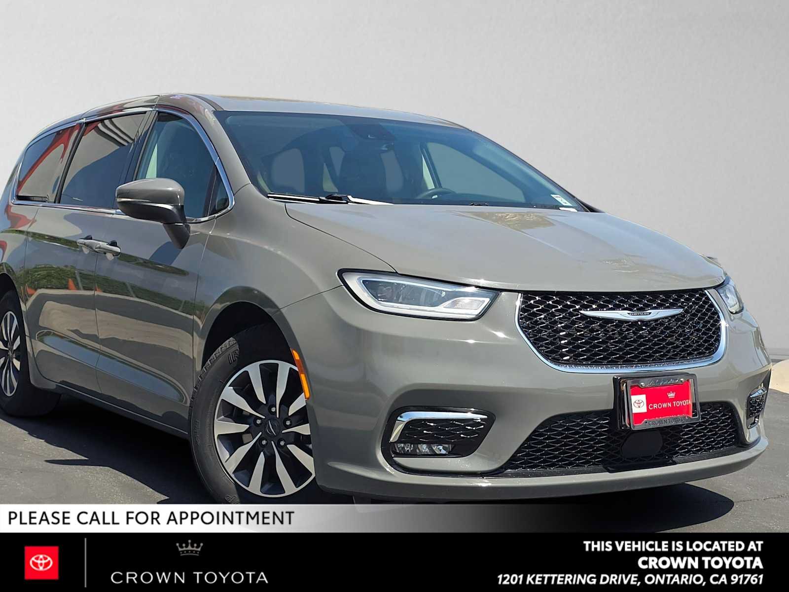 Used 2023 Chrysler Pacifica Touring-L FWD image 1