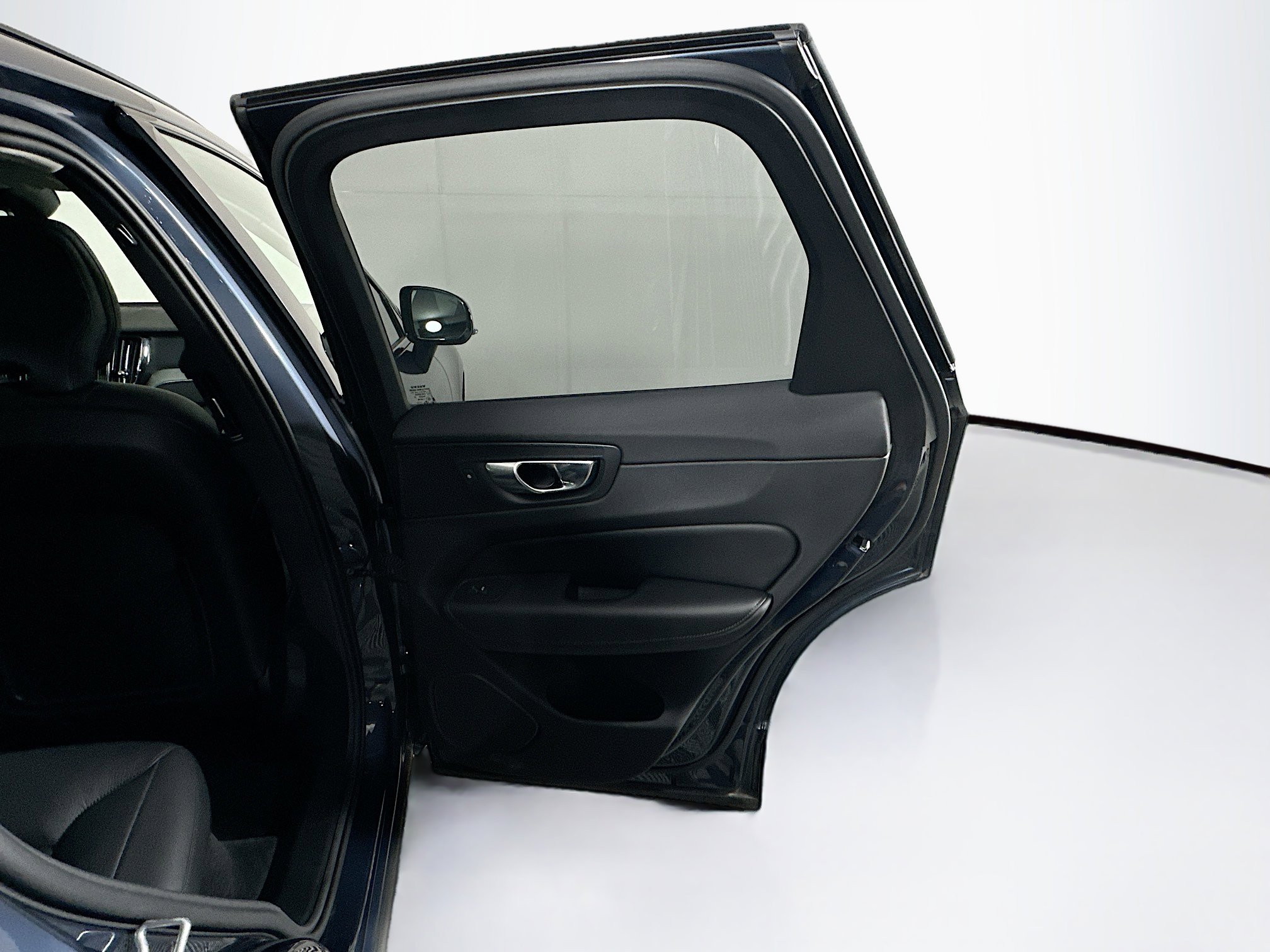 Used 2025 Volvo XC60 B5 Plus image 29