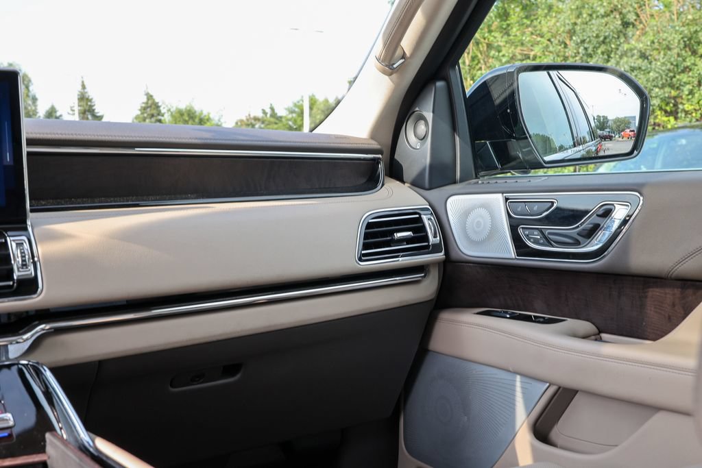 Certified 2022 Lincoln Navigator Reserve AWD/4WD image 12
