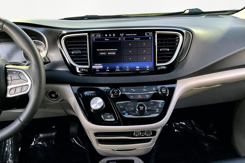 Used 2024 Chrysler Pacifica Touring-L image 9
