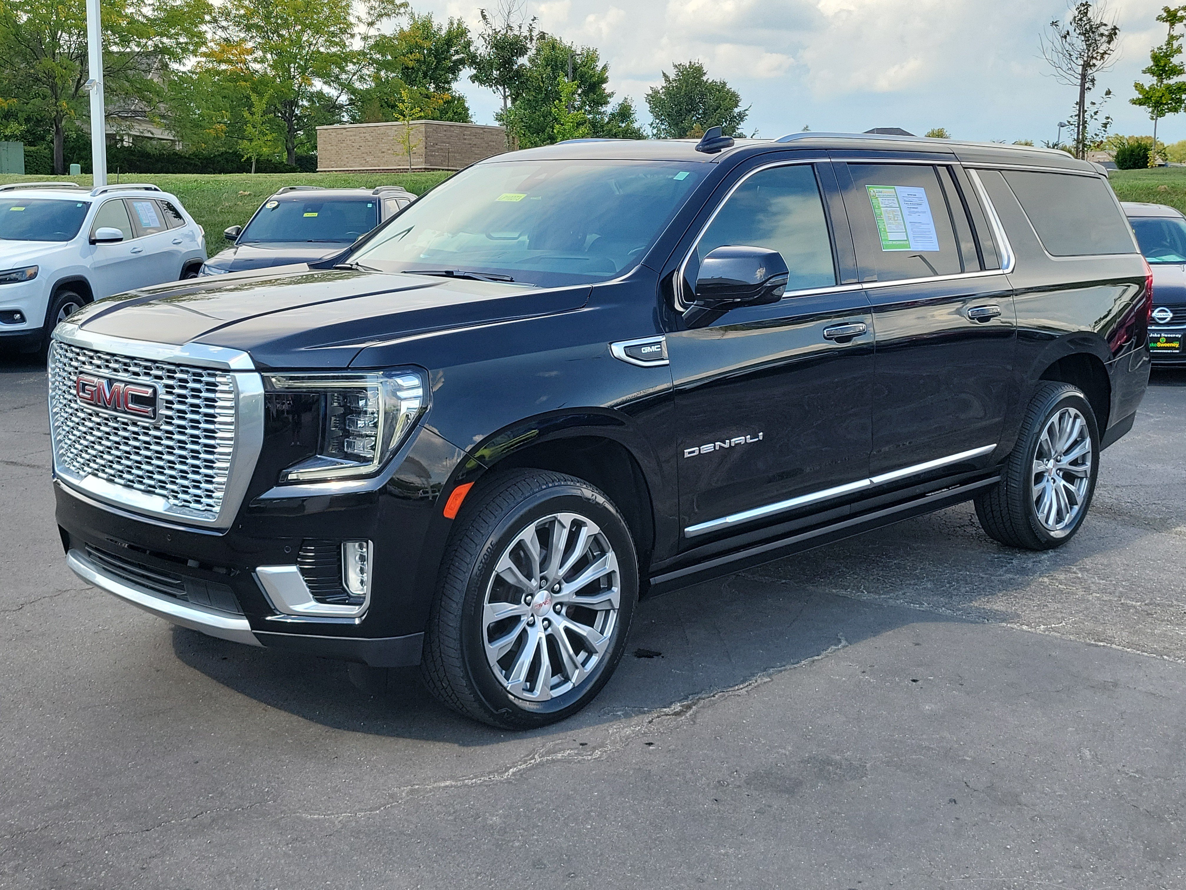 Used 2021 GMC Yukon XL Denali w/ Denali Ultimate Package AWD/4WD image 2