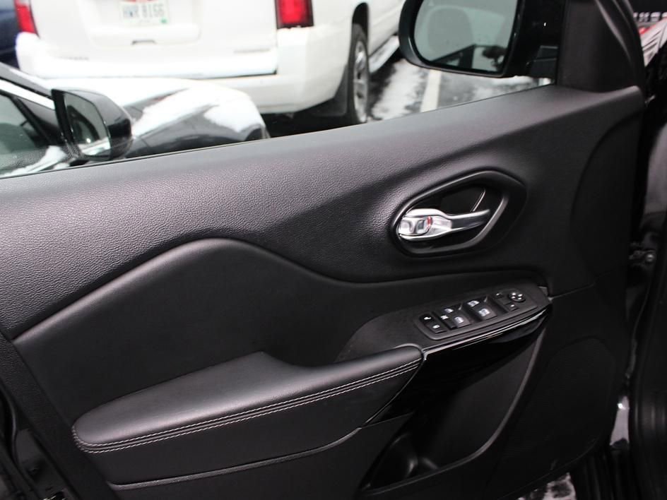 Used 2023 GMC Yukon XL Denali w/ Advanced Technology Package image 38