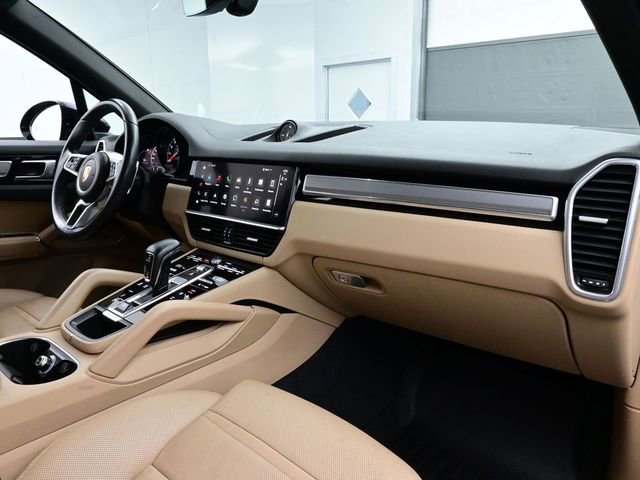 Certified 2023 Porsche Cayenne Platinum Edition image 18
