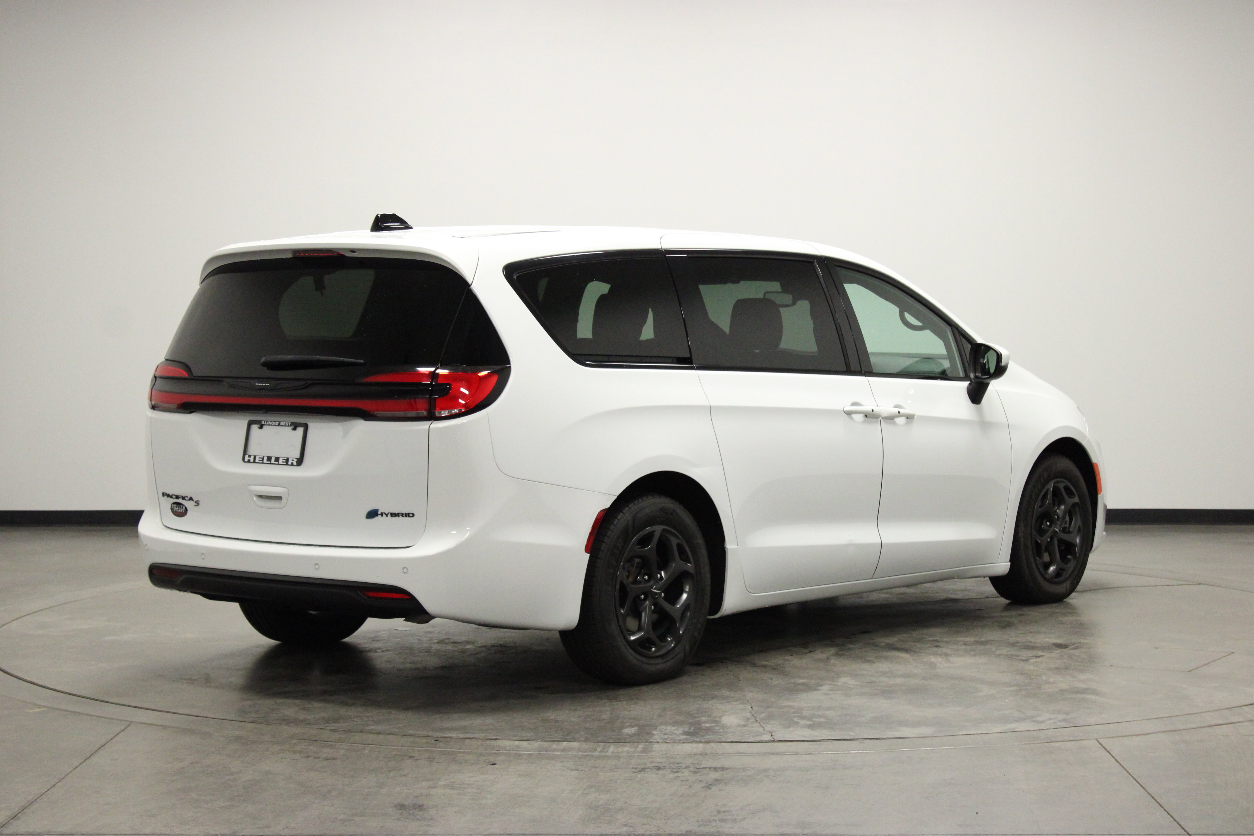 Used 2023 Chrysler Pacifica Touring-L w/ Uconnect Theater Family Group image 8