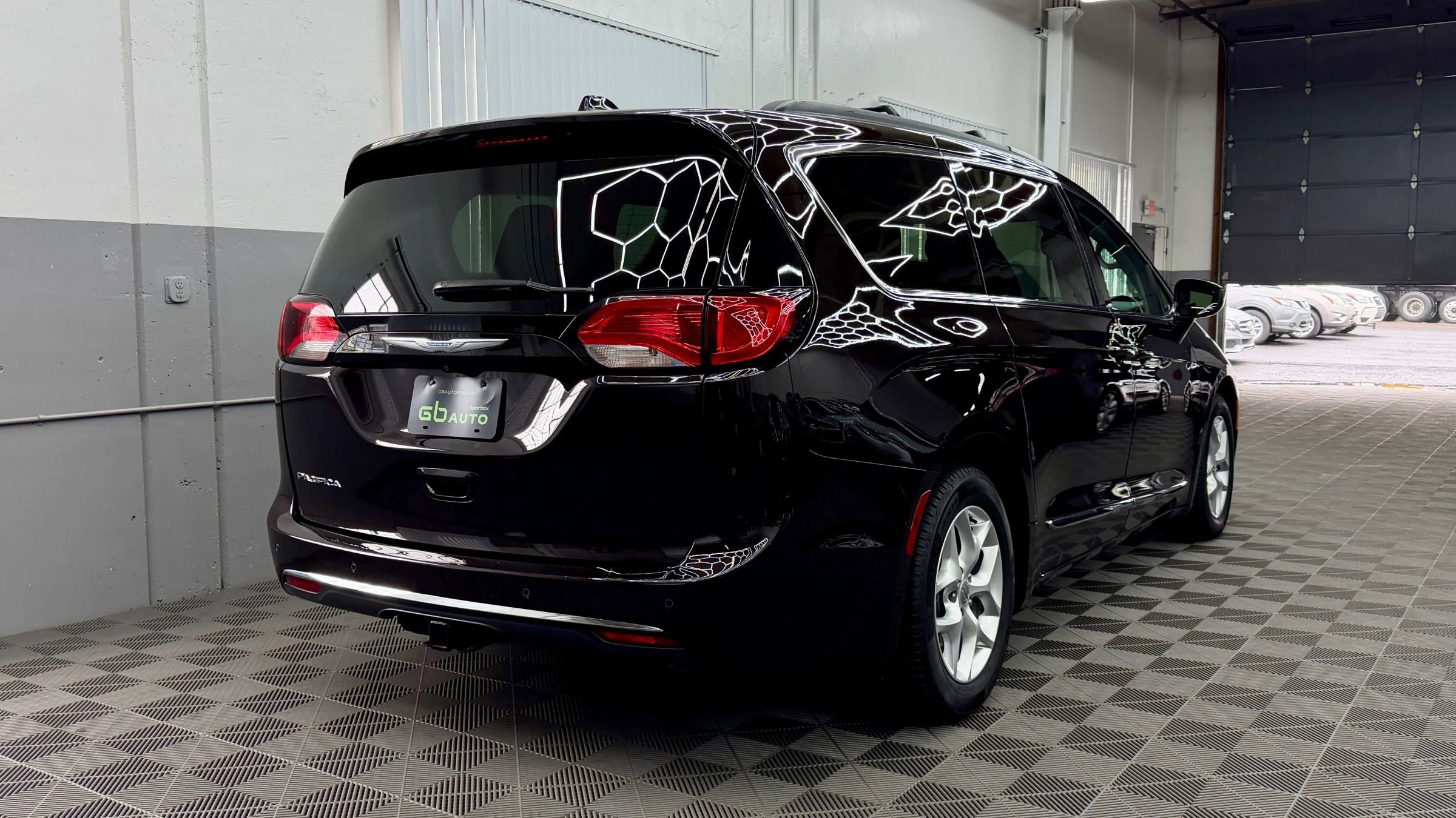 Used 2017 Chrysler Pacifica Touring-L image 4