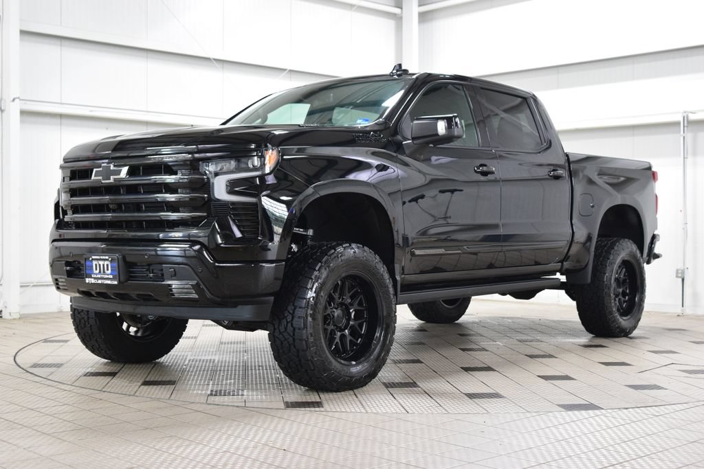 Used 2025 Chevrolet Silverado 1500 High Country w/ Midnight Edition AWD/4WD image 3