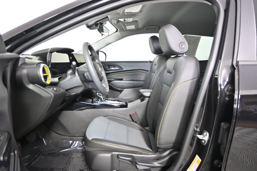 Used 2025 Chevrolet Trax LT FWD image 20