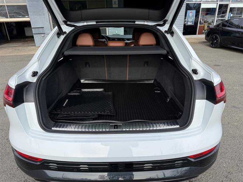 Used 2024 Audi Q8 e-tron Premium Plus image 17