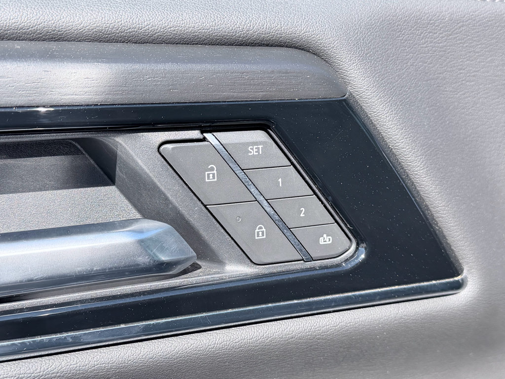 Used 2025 GMC Yukon XL Denali RWD image 37