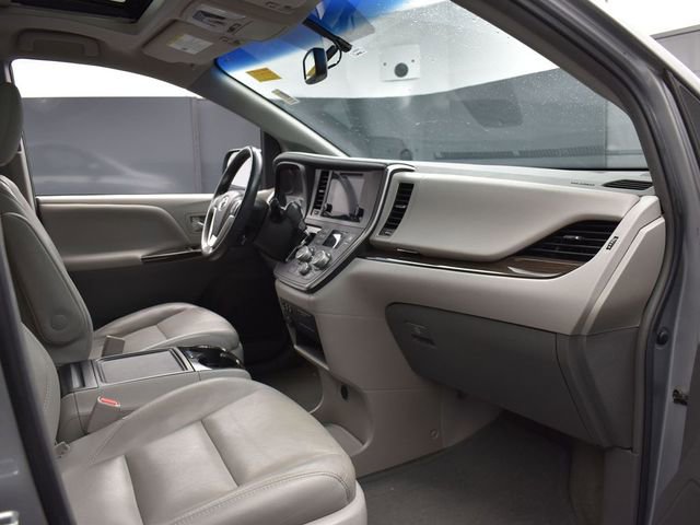 Used 2017 Toyota Sienna XLE w/ XLE Navigation Package image 13