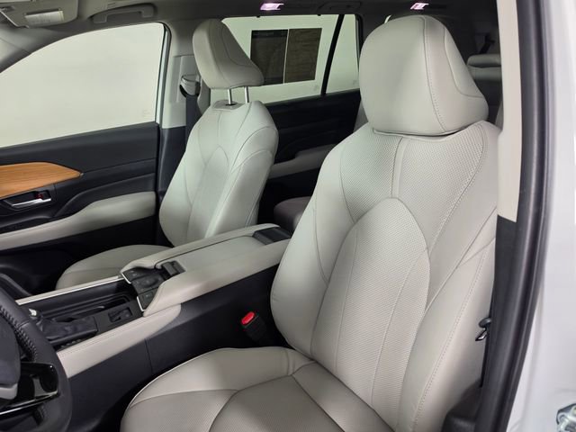 Used 2024 Toyota Grand Highlander AWD Hybrid image 23
