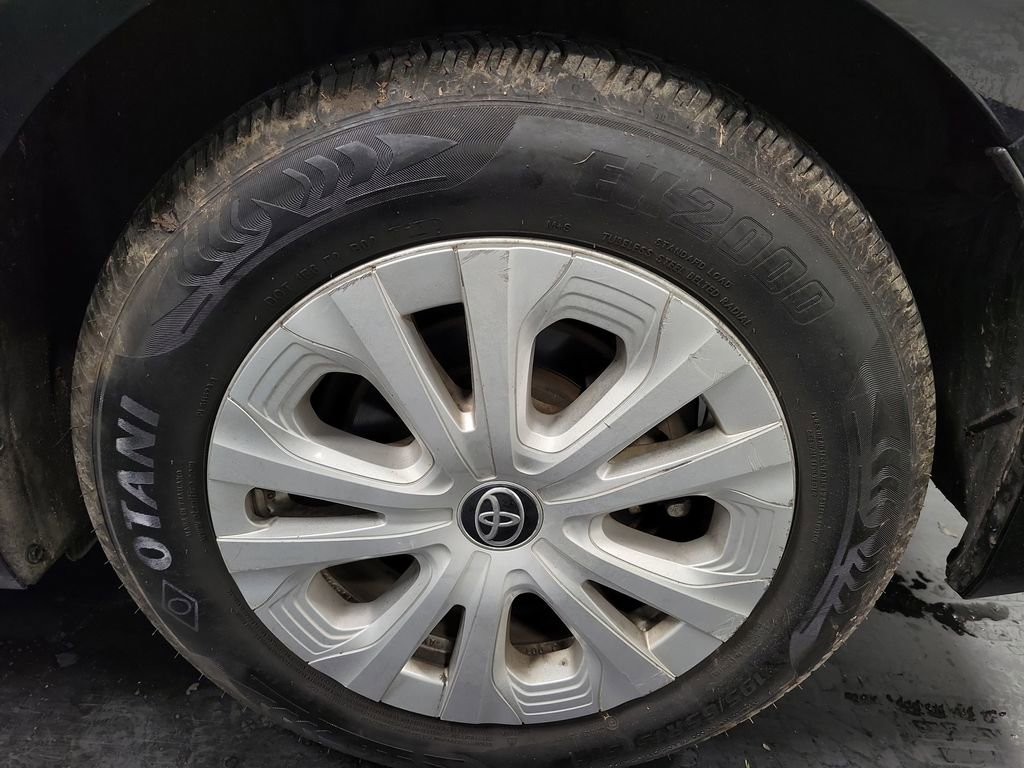 Used 2022 Toyota Prius LE image 10