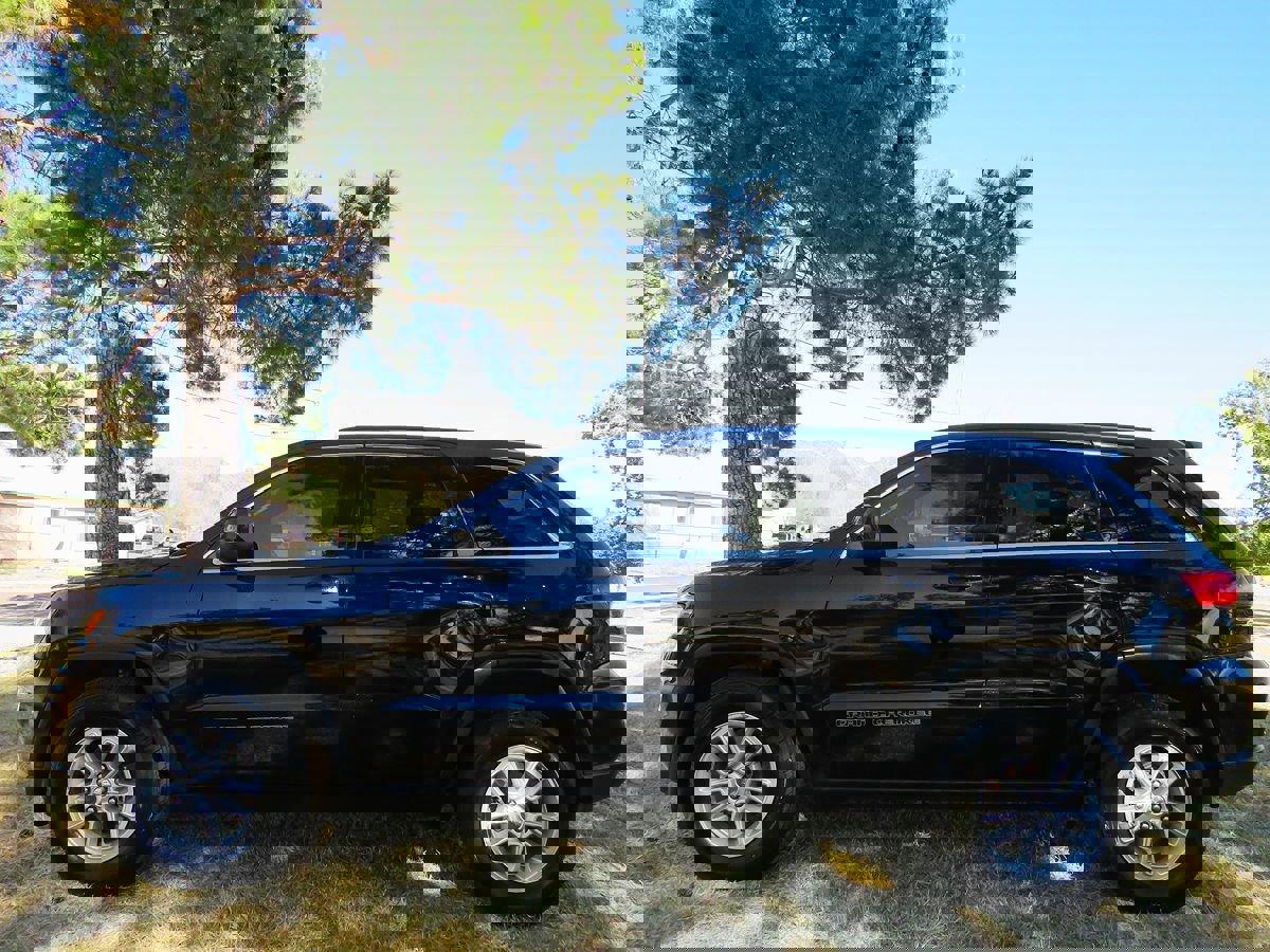 Used 2018 Jeep Grand Cherokee Laredo image 3