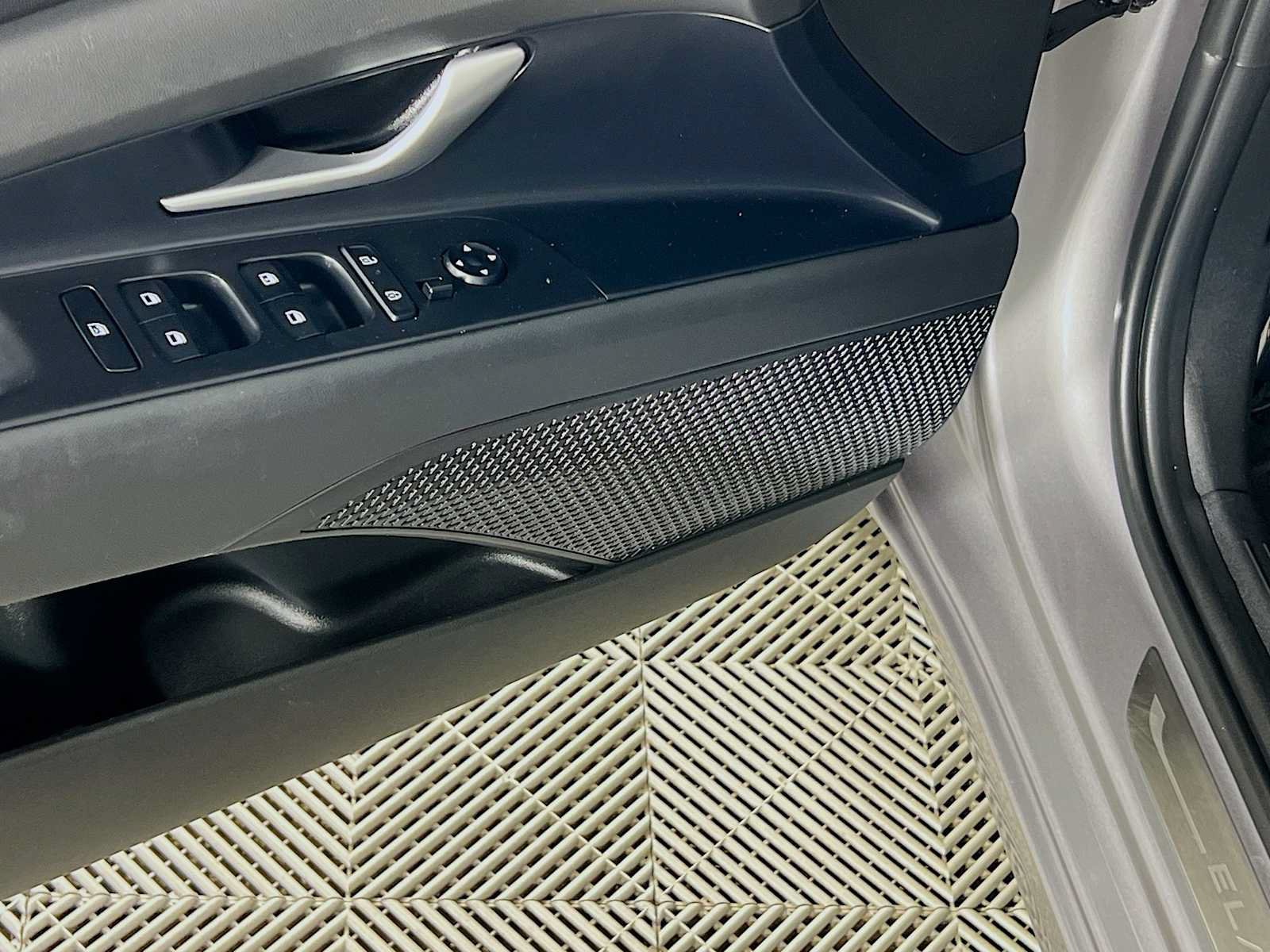 Certified 2025 Hyundai Elantra SE FWD image 18