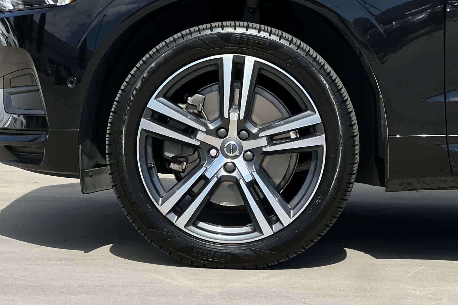 Used 2019 Volvo XC60 T6 Momentum w/ Multimedia Package AWD/4WD image 12