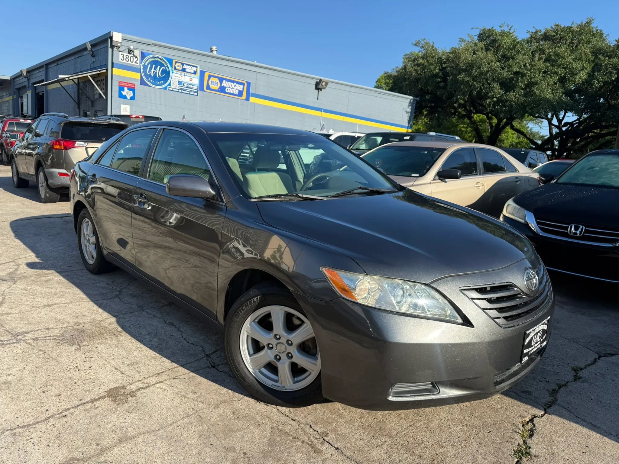 Used 2009 Toyota Camry LE FWD image 1