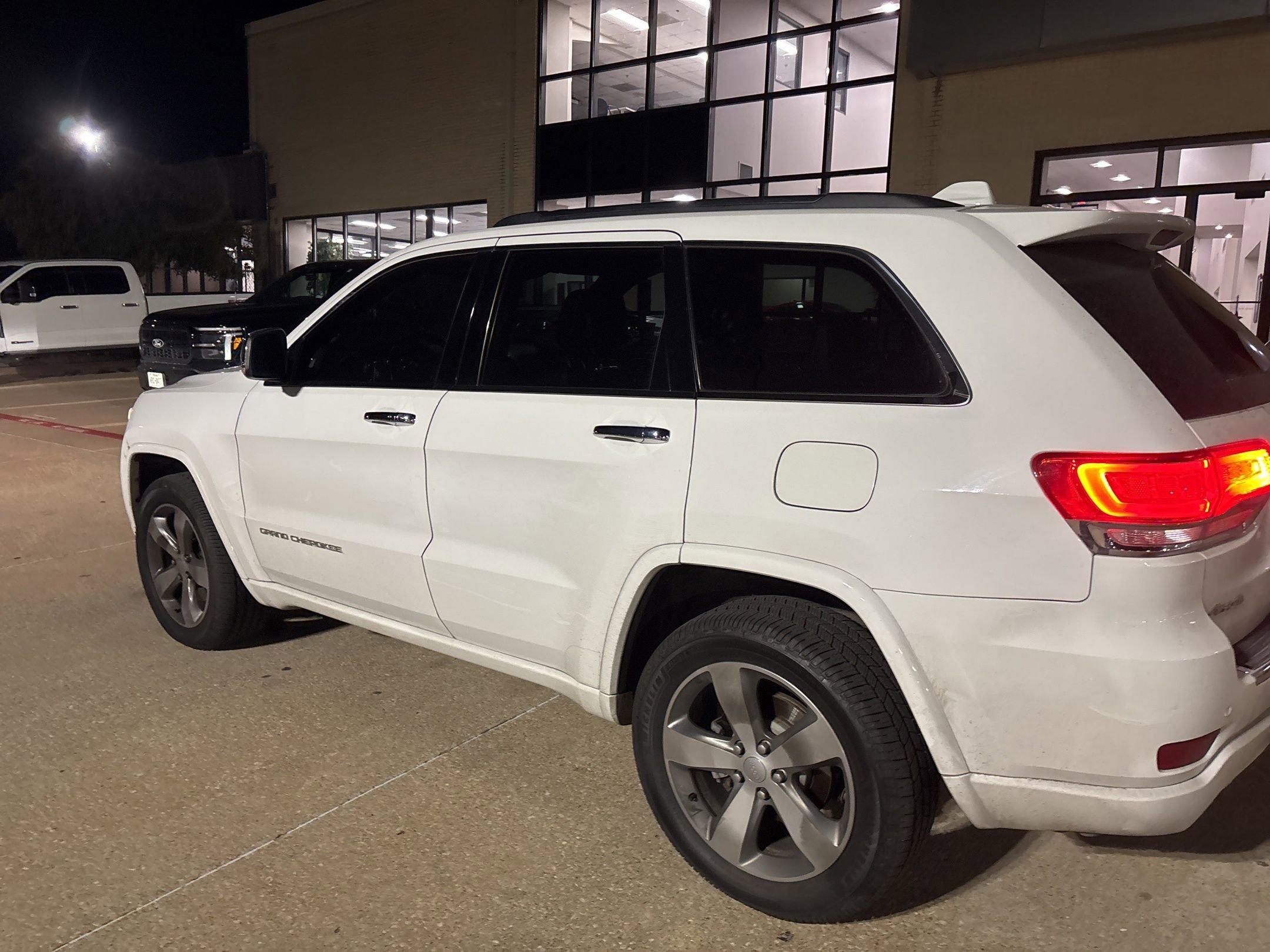 Used 2015 Jeep Grand Cherokee Overland w/ Advanced Technology Group image 2