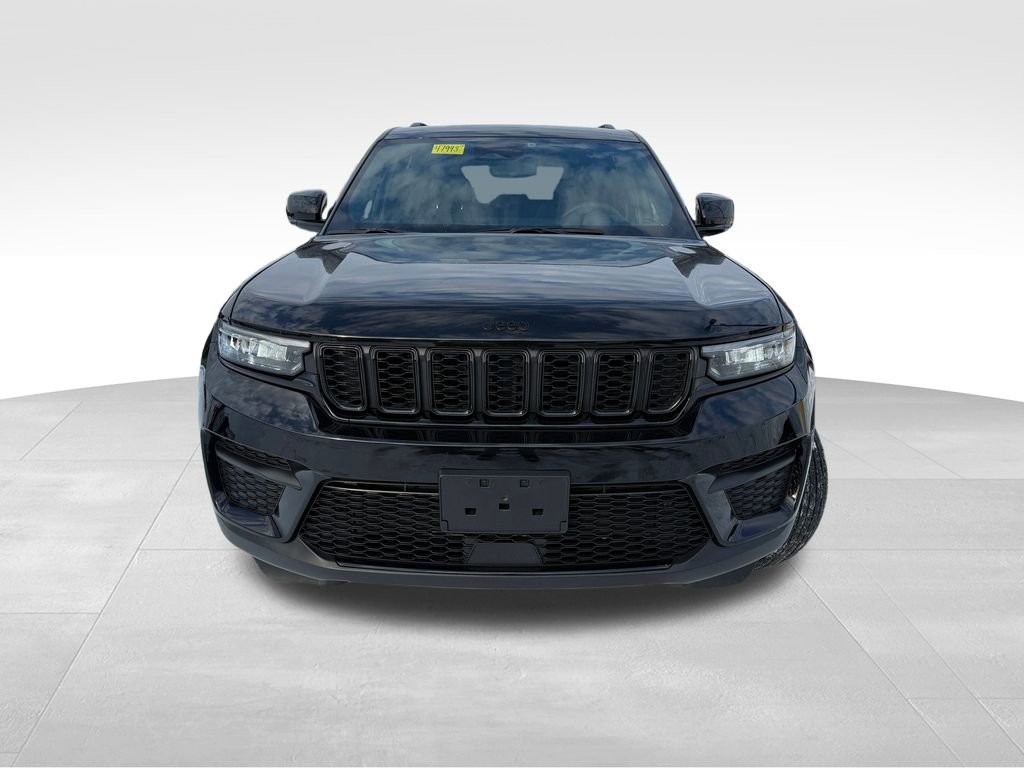 Used 2024 Jeep Grand Cherokee Altitude image 2