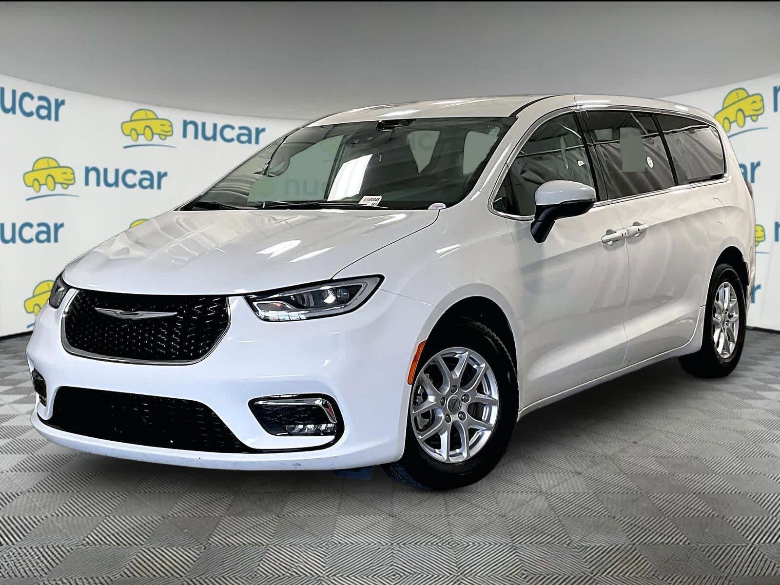 Used 2023 Chrysler Pacifica Touring-L FWD image 3