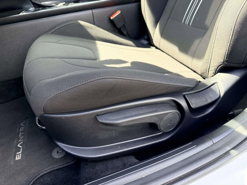 Used 2025 Hyundai Elantra Sport FWD image 19