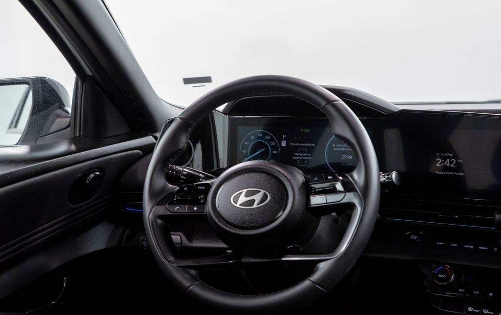 Used 2025 Hyundai Elantra SEL image 20