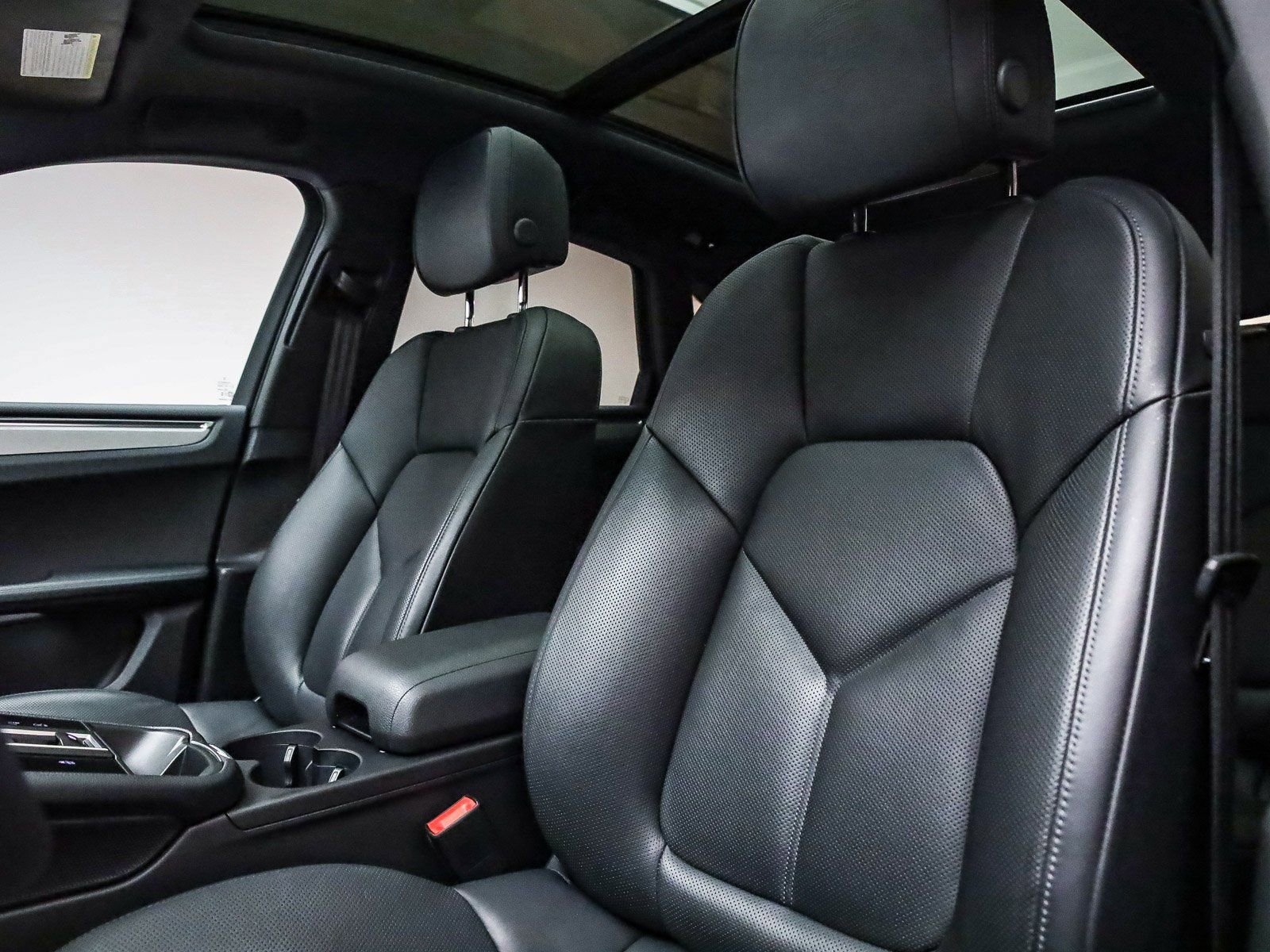 Certified 2025 Porsche Macan image 5