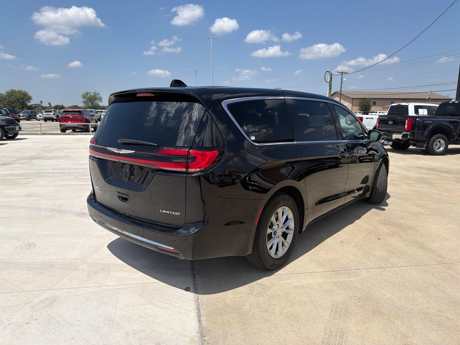 Used 2026 Chrysler Pacifica Limited FWD image 7