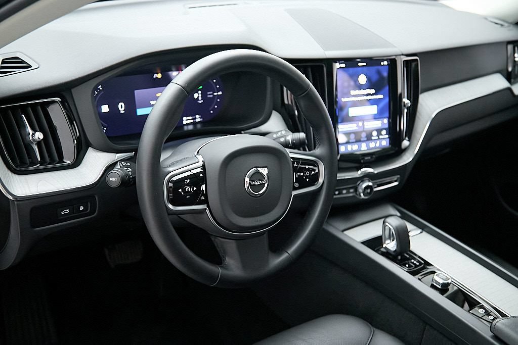 Certified 2025 Volvo XC60 T8 Plus w/ Protection Package Premier AWD/4WD image 13