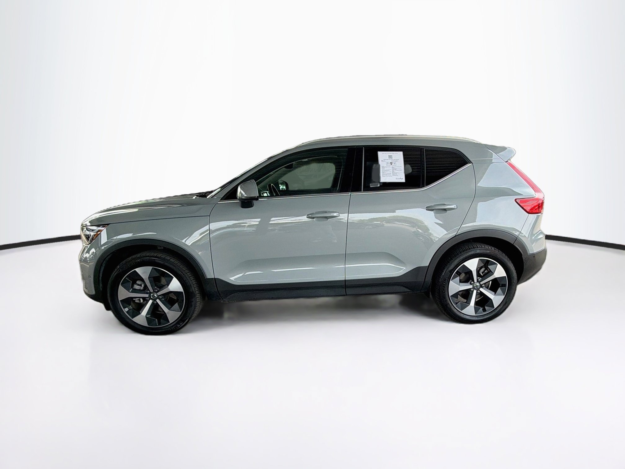 Used 2025 Volvo XC40 B5 Plus AWD/4WD image 4