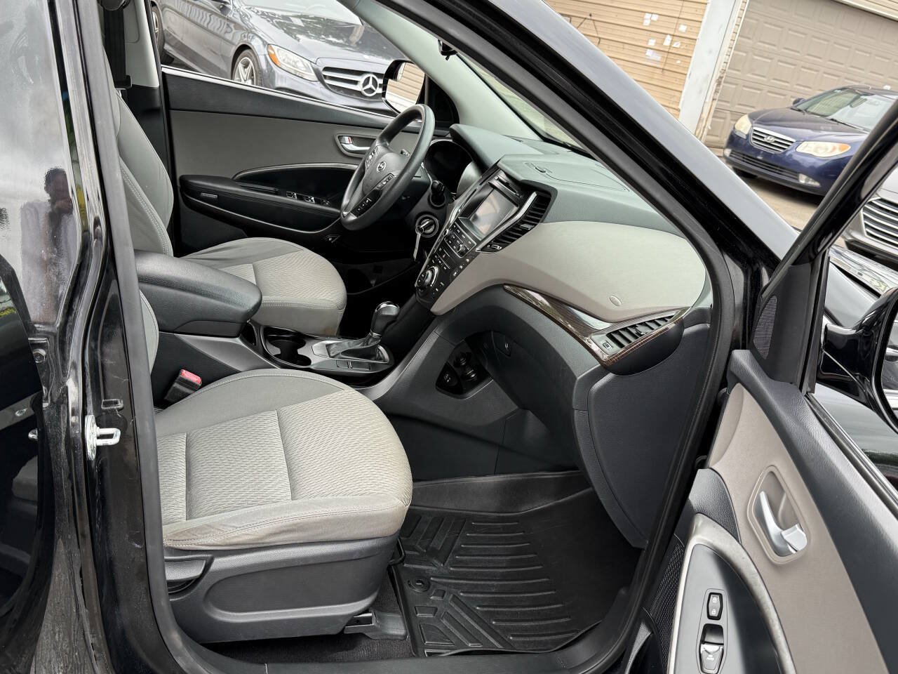 Used 2017 Hyundai Santa Fe SE AWD/4WD image 18