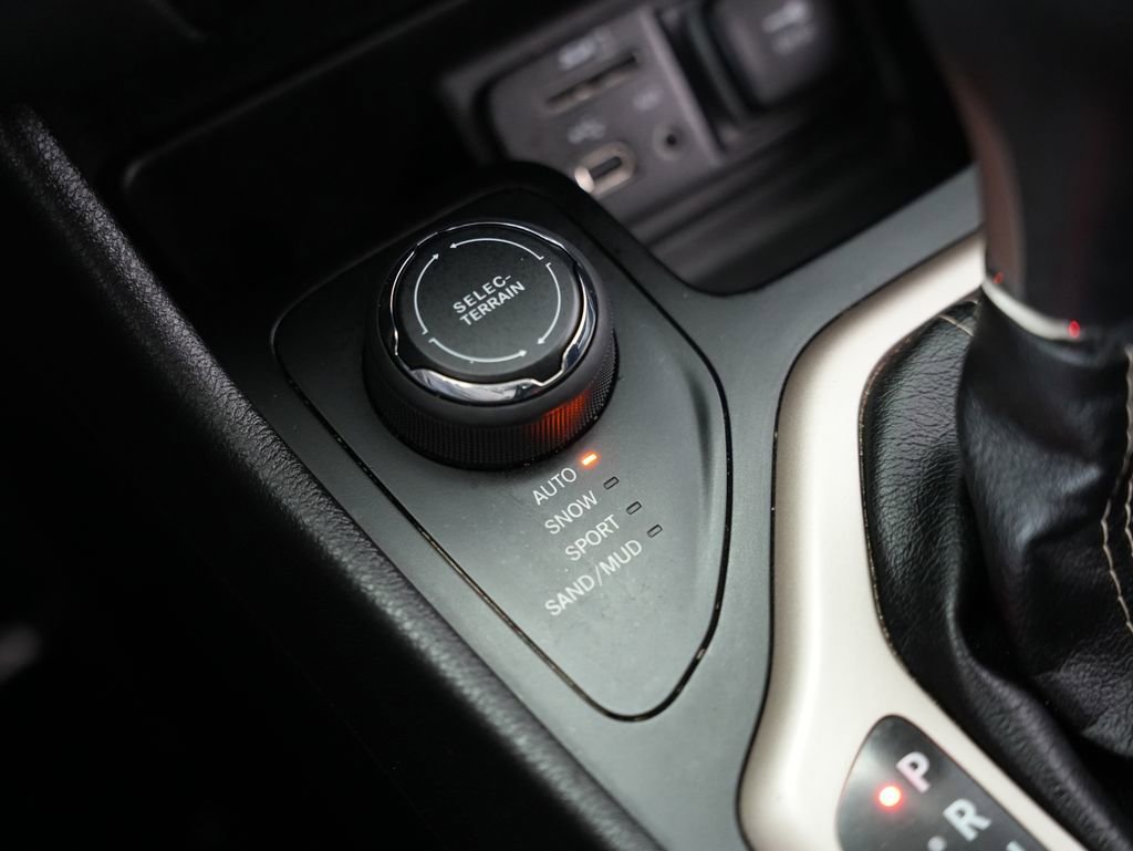 Used 2017 Jeep Cherokee Latitude w/ True North Edition image 26