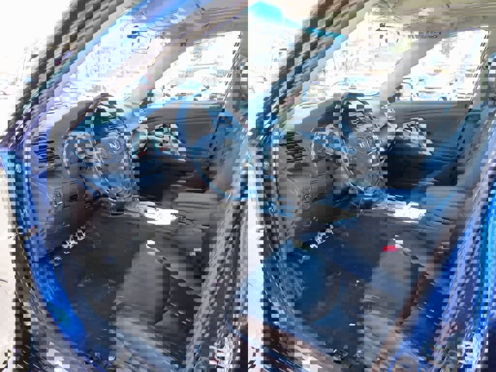 Used 2010 Toyota Camry LE image 2