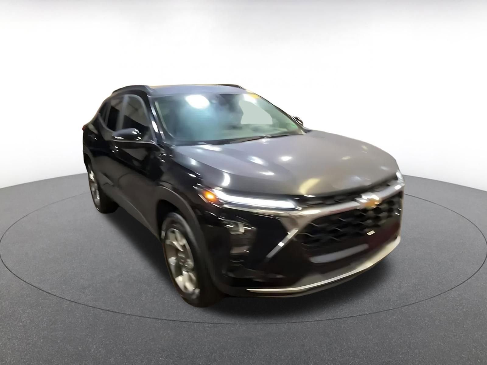 Used 2025 Chevrolet Trax LT image 3