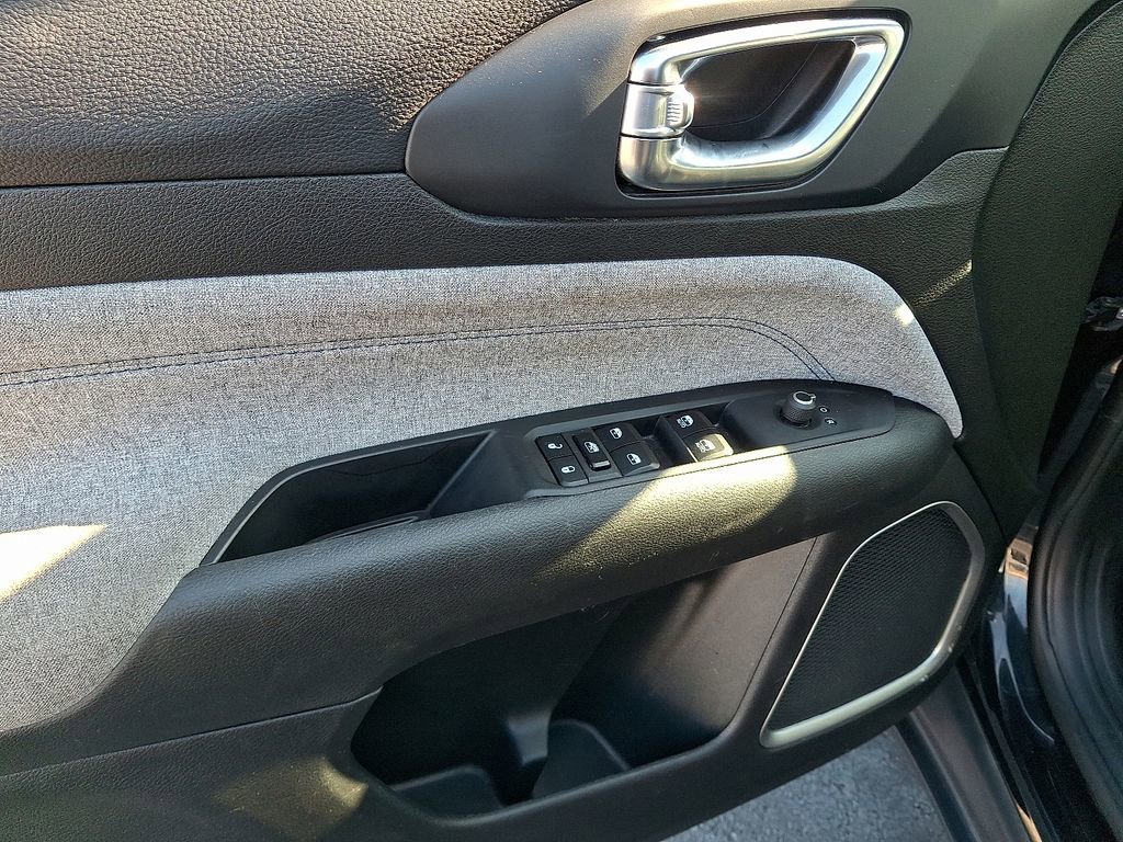 Used 2024 Jeep Compass Latitude image 12