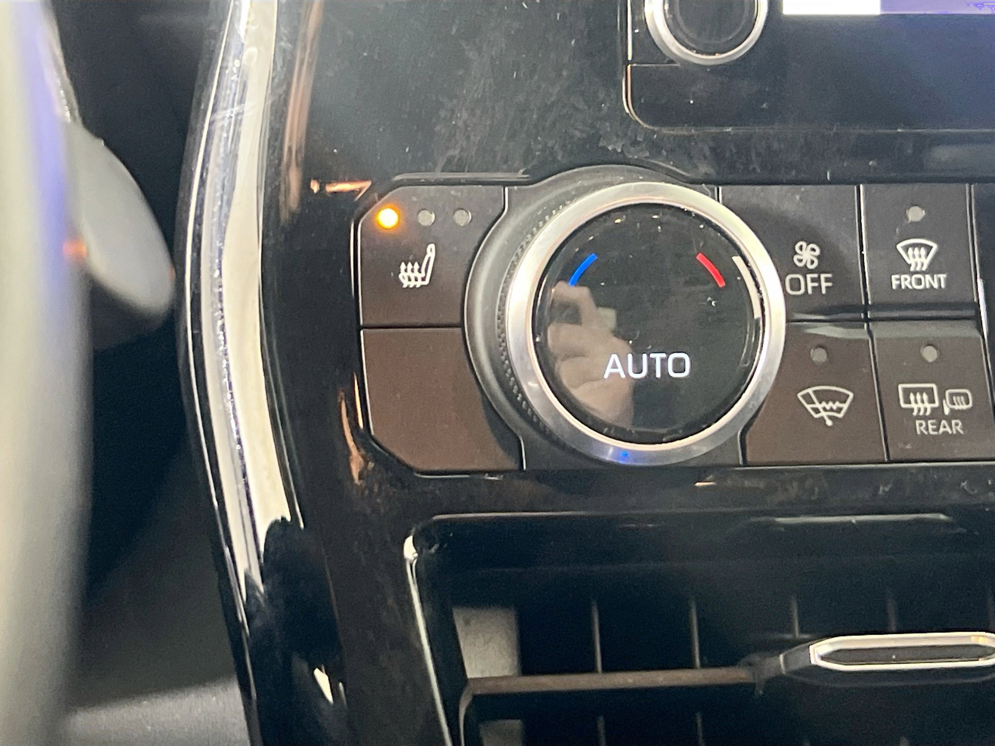 Used 2023 Toyota Highlander XLE AWD/4WD image 19