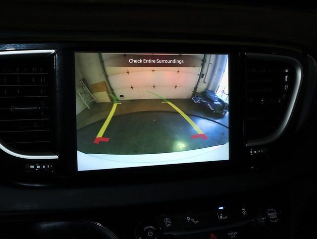 Used 2026 Chrysler Pacifica Select image 17