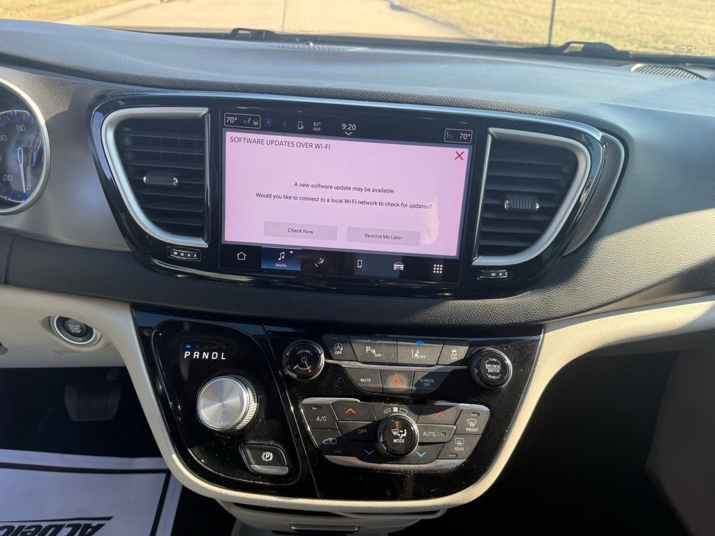 Used 2022 Chrysler Pacifica Touring-L image 35